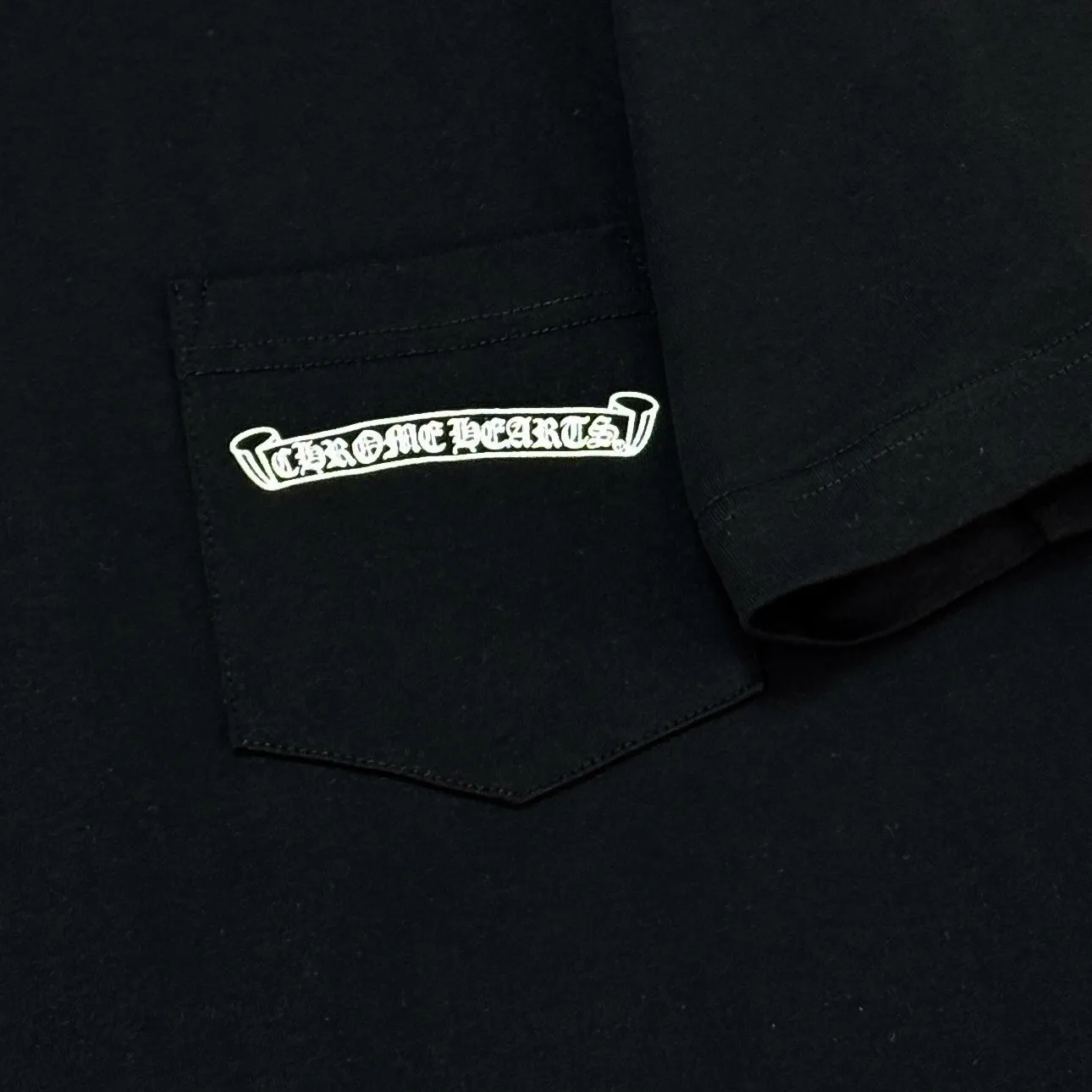 P180 Chrome Hearts 25 high-end versions. The fabric is made of 300 grams of high-density cotton. It does not deform or shrink. It has three labels. It is the same style for men and women. Technology: suede foaming + digital silver printing. Color: white, black. SIZE: S-XL.